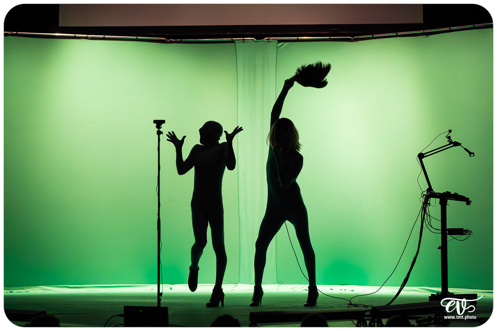 DYSTOPIA (UN POYO ROYO)